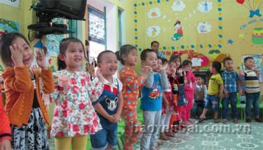 Giờ chơi trò chơi của các cháu lớp 4 tuổi.
