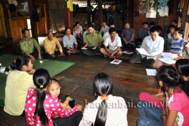 Cán bộ kiểm lâm Lục Yên bám sát cơ sở, tuyên truyền, phổ biến Luật Bảo vệ & Phát triển rừng.
