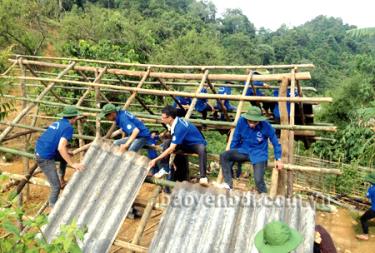 Lực lượng thanh niên tình nguyện làm nhà giúp dân tại xã Túc Đán, huyện Trạm Tấu.
