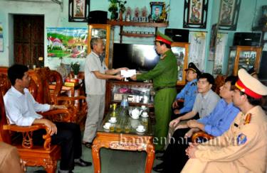 Đồng chí Nguyễn Hữu Biên – Phó giám đốc Công an tỉnh, thay mặt đoàn công tác thăm hỏi, động viên gia đình nạn nhân Hoàng Văn Tâm, thôn Viềng Công, xã Hạnh Sơn, huyện Văn Chấn.
