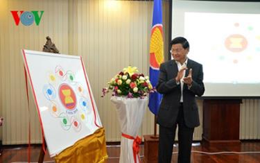 Ông Thongloun Sisoulith, Phó Thủ tướng, Bộ trưởng Bộ Ngoại giao Lào công bố Logo ASEAN 2016.
