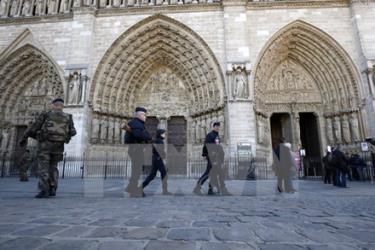 Lực lượng an ninh Pháp tuần tra tại lối vào nhà thờ Notre Dame ở thủ đô Paris ngày 15/11.