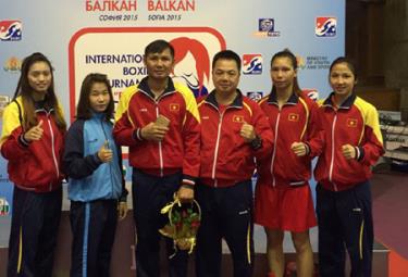 Thầy trò đội boxing nữ dự giải Balkan 2015.