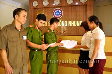 Công an phường Đồng Tâm, thành phố Yên Bái kiểm tra sổ sách ghi chép lưu trú tại Khách sạn Hồng Nhung.
