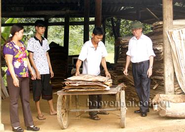 Lãnh đạo UBND xã Đại Lịch thăm xưởng sản xuất của gia đình anh Hoàng Tiến Công.