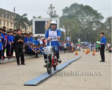 Các em học sinh tham gia thi lái xe đạp điện an toàn.