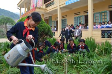 Trẻ em gái dân tộc Dao ở xã Nậm Lành (huyện Văn Chấn) ngày càng được quan tâm học tập tốt hơn.