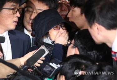 Bà Choi Soon-sil bị một rừng phóng viên bao vây khi tới văn phòng công tố Seoul để thẩm vấn hôm qua.