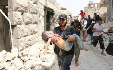 Dân thường trong một vụ tấn công tại Aleppo.