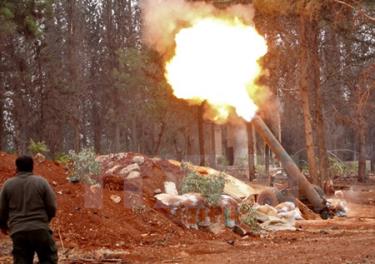 Các tay súng nổi dậy thuộc nhóm Jaish al-Fateh bắn đạn pháo cối vào khu vực do quân Chính phủ kiểm soát ở phía tây Aleppo ngày 28/10.