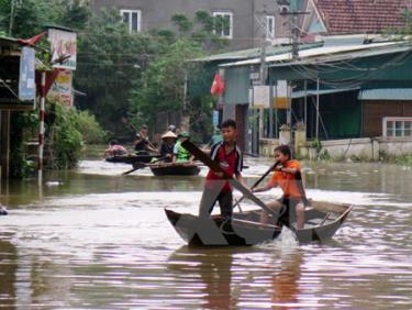 Người dân xã Cẩm Duệ, huyện Cẩm Xuyên, Hà Tĩnh dùng thuyền để đi lại sinh hoạt.