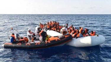Một số người di cư được lực lượng cứu hộ cứu thoát ở ngoài khơi Libya hôm 3/11.