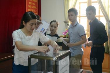 Cán bộ, đoàn viên Công đoàn Báo Yên Bái tham gia quyên góp ủng hộ đồng bào miền Trung bị thiệt hại do thiên tai. (Ảnh: Mạnh Cường)