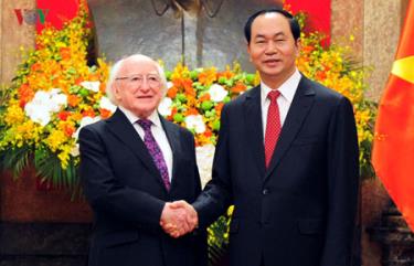 Chủ tịch nước Trần Đại Quang nhiệt liệt chào mừng Tổng thống Michael D. Higgins thăm cấp Nhà nước tới Việt Nam.