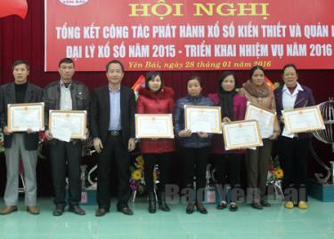 Lãnh đạo Công ty trao tặng giấy khen cho dafabet dang nhap tập thể, cá nhân có thành tích xuất sắc trong hoạt động sản xuất, kinh doanh.
