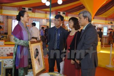 Đại sứ Tôn Sinh Thành tham quan gian hàng dafabet com nghệ nhân Việt Nam.