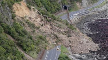 Trận động đất mạnh 7,8 độ Richter phá hủy nhiều công trình giao thông tại New Zealand.