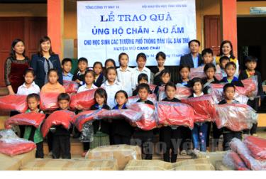 Đại diện Hội Khuyến học tỉnh cùng Ban Giám hiệu Trường PTDTBT TH&THCS xã Khao Mang trao quà cho các em học sinh.