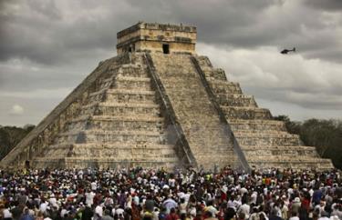 Hàng nghìn du khách thăm quan kim tự tháp Kukulkán ở thành phố cổ Chichén Itzá, bang Yucatan ngày 21/3.