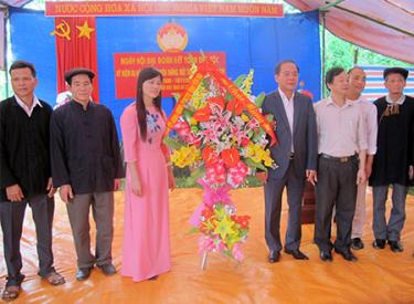 Đồng chí Tạ Văn Long - Phó Chủ tịch Thường trực UBND tỉnh tặng hoa chúc mừng nhân dân thôn Đèo Thao. 
