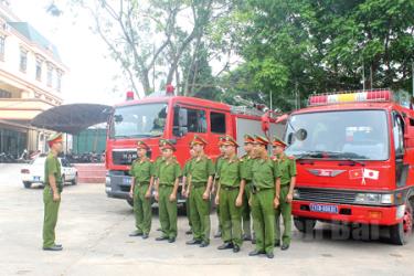 Lực lượng cảnh sát phòng cháy, chữa cháy và cứu nạn, cứu hộ Công an tỉnh triển khai nhiệm vụ.