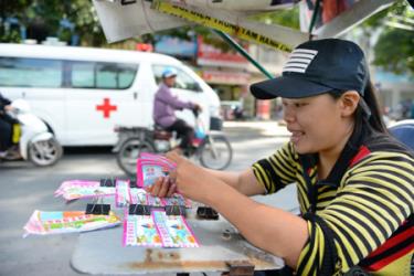 Chị Trần Thị Tuyết Nhanh (Bình Định) bán vé số kiến thiết tại TP.HCM cho biết từ khi có vé số Vietlott, lượng vé bán được giảm một nửa, còn dưới 100 tờ/ngày.