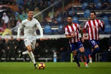 Ronaldo (trái) lập cú đúp nhưng Real Madrid cũng cần đến may mắn mới có được 3 điểm