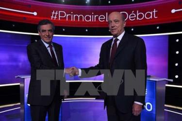 Cựu Thủ tướng François Fillon (trái) và đối thủ Alain Juppé.