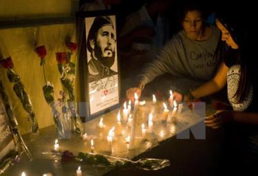 Người dân Cuba thắp nến tưởng niệm Lãnh tụ Fidel castro tại La Habana ngày 26/11.