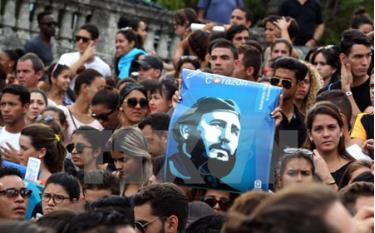Hàng trăm thanh niên Cuba đã tuần hành tưởng niệm tại Trường đại học La Habana, bày tỏ lòng tiếc thương vô hạn sự ra đi của Lãnh tụ Cách mạng kiệt xuất Fidel castro.