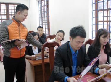Cán bộ Sở Tư pháp phát tài liệu tuyên truyền, phổ biến pháp luật cho cán bộ, công chức các sở, ngành.