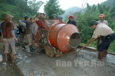 Nhân dân xã Báo Đáp, huyện Trấn Yên tham gia kiên cố hóa đường giao thông, góp phần xây dựng nông thôn mới.