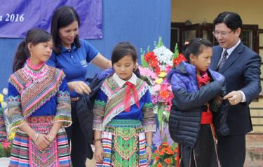 Lãnh đạo Sở Giao dịch I BIDV trao quà cho học sinh nghèo xã Lang Thíp, huyện Văn dafabet