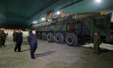 Nhà lãnh đạo Triều Tiên Kim Jong-un kiểm tra ICBM Hwasong-14.