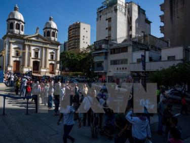 Người dân Venezuela xếp hàng chờ đổi tiền bên ngoài ngân hàng
trung ương ở Caracas.