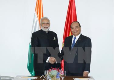 Thủ tướng Nguyễn Xuân Phúc gặp Thủ tướng Ấn Độ Narendra Modi.