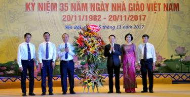 Thay mặt Tỉnh ủy, HĐND, UBND tỉnh, Chủ tịch UBND tỉnh Đỗ Đức Duy và Phó Chủ tịch UBND tỉnh Dương Văn Tiến tặng hoa chúc mừng ngành giáo dục-đào tạo.