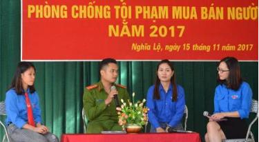 Hội thảo phòng chống tội phạm mua bán người cho đoàn viên thanh niên tại thị xã Nghĩa Lộ.