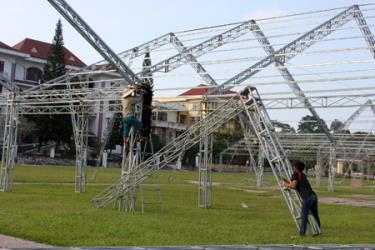 Công nhân Công ty Bắc Hà khẩn trương dựng các gian hàng phục vụ Hội chợ.