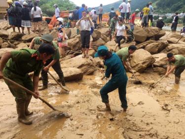 Cán bộ chiến sỹ công an giúp dân trong thiên tai, lũ bão đã để lại ấn tượng tốt đẹp trong lòng nhân dân.