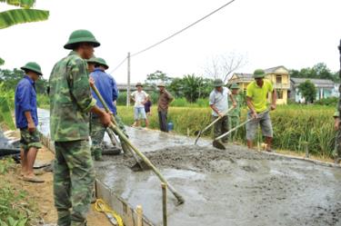 Nhân dân xã Minh Quân tham gia làm đường giao thông nông thôn.