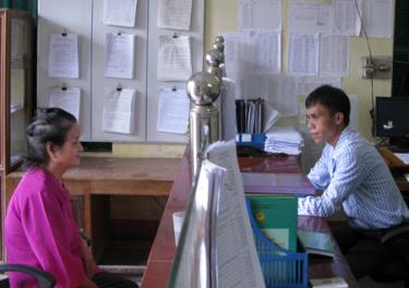 Cán bộ Bộ phận một cửa xã Cát Thịnh, Văn Chấn tiếp và giải quyết công việc cho công dân.