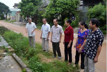 Ông Liêu (thứ nhất bên trái) và các đảng viên kiểm tra tuyến đường Bảo Lương chuẩn bị triển khai thi công trên địa bàn khu dân cư.