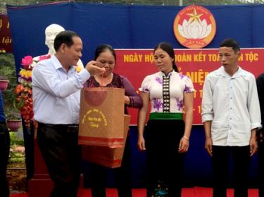 Phó chủ tịch HĐND tỉnh Triệu Tiến Thịnh trao quà của tỉnh cho hộ gia đình tiêu biểu.