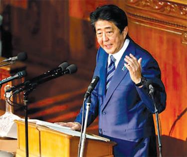 Thủ tướng Shinzo Abe trình bày đề xuất chính sách trước Hạ viện.