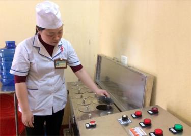Cán bộ Khoa Đông y, Trung tâm Y tế Văn Yên kiểm tra thuốc sắc cho bệnh nhân.