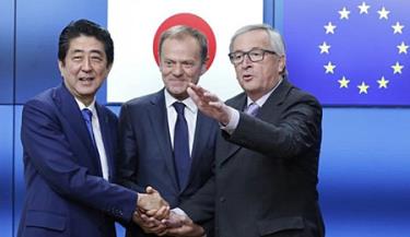 Thủ tướng Nhật Bản Shinzo Abe và Chủ tịch Ủy ban châu ÂU (EC) Jean-Claude Juncker (phải) và Chủ tịch Hội đồng châu Âu Donald Tusk tại lễ ký FTA Nhật Bản-EU.