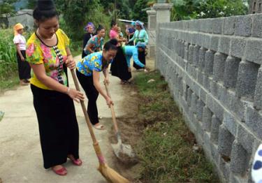 Hội viên Câu lạc bộ Phụ nữ tự quản vệ sinh môi trường xã Nghĩa Lợi vệ sinh các tuyến đường giao thông nông thôn trên địa bàn.