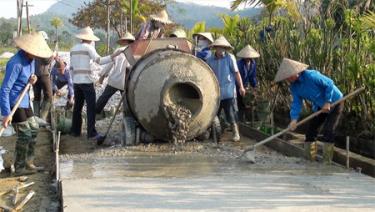 Nhân dân huyện Lục Yên tham gia bê tông hóa đường giao thông nông thôn.