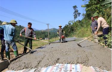 Đường liên thôn Nam Hồng được bê tông hóa nhờ làm tốt tuyên truyền, vận động nhân dân chung tay xây dựng nông thôn mới.
